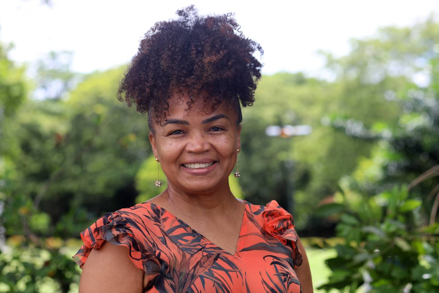 Sara Rogéria Barbosa, ex-aluna da UFS, é professora de Letras no Campus de Itabaiana. (Foto: Schirlene Reis/Ascom UFS)