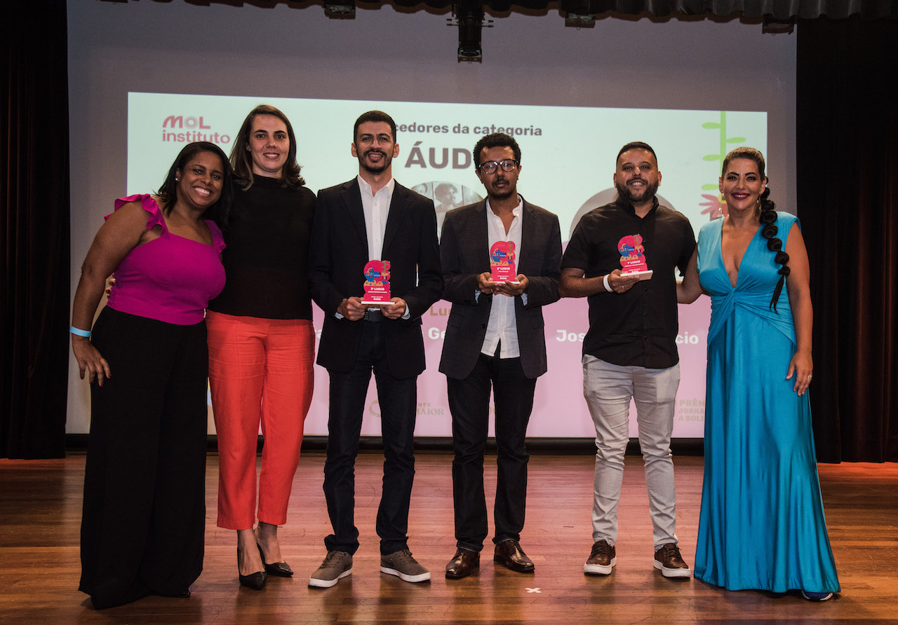 Jornalista Josafá Neto (terceiro da esquerda para direita) recebeu a premiação em São Paulo. Fotos: Divulgação/Instituto MOL