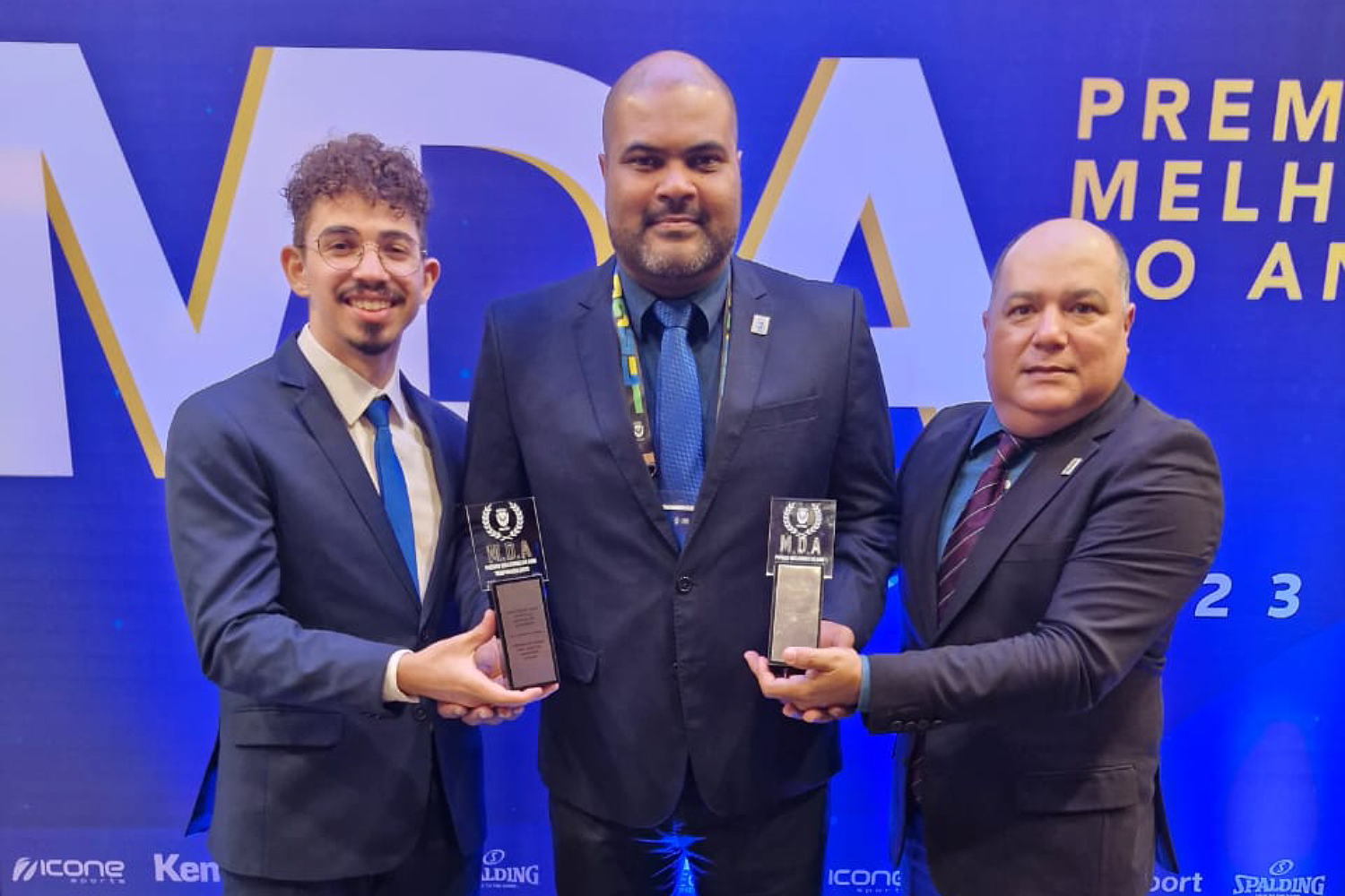 Pedro Wlisses (esq.), estudante de Farmácia que foi destaque na premiação, reitor Valter Santana e Randy Nascimento, coordenador da Copre (Foto: Arquivo pessoal)