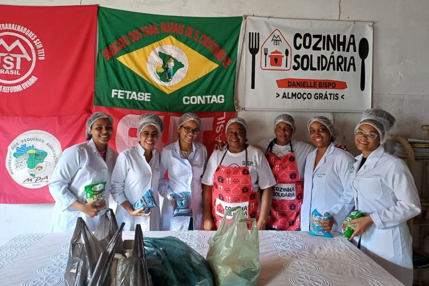 Ação “Cozinhando com a comunidade” contou com a participação de 15 alunos e duas monitoras do curso de Nutrição. (foto : arquivo pessoal )