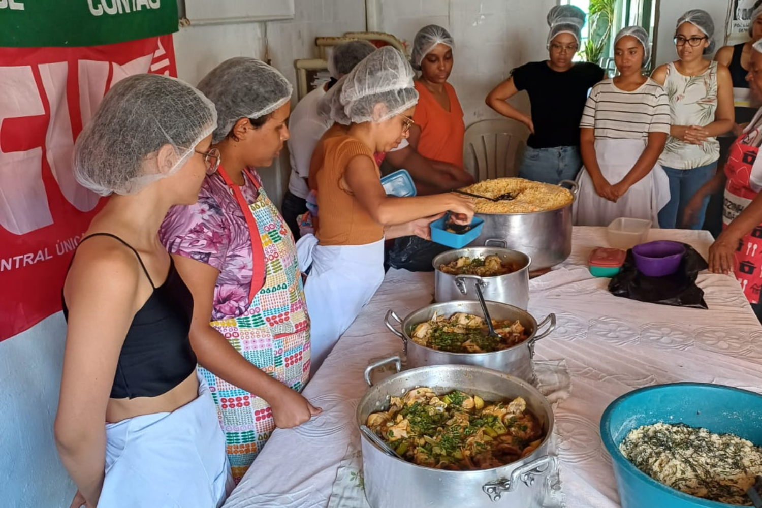 As refeições ofertadas foram compostas arroz com cenoura, farofa de couve, frango ao molho com batata e quiabo, e feijão de caldo. (foto : arquivo pessoal )