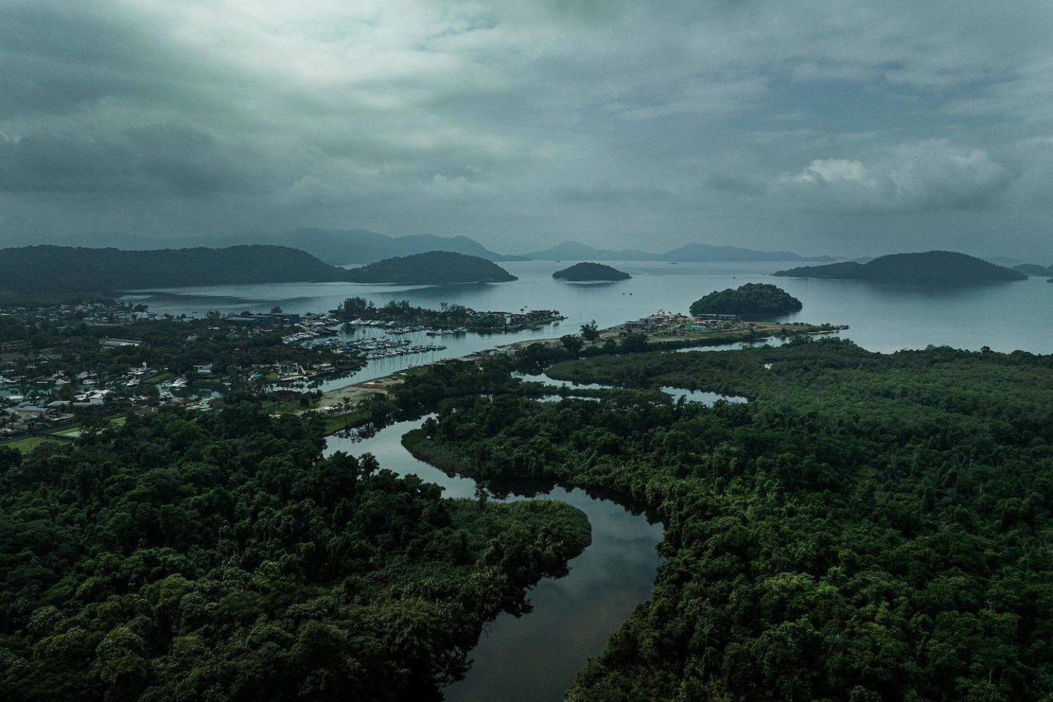 O provável naufrágio foi encontrado no encontro do rio Bracuí com o mar, próximo à comunidade Santa Rita do Bracuí. (foto: Rafael Vilela)