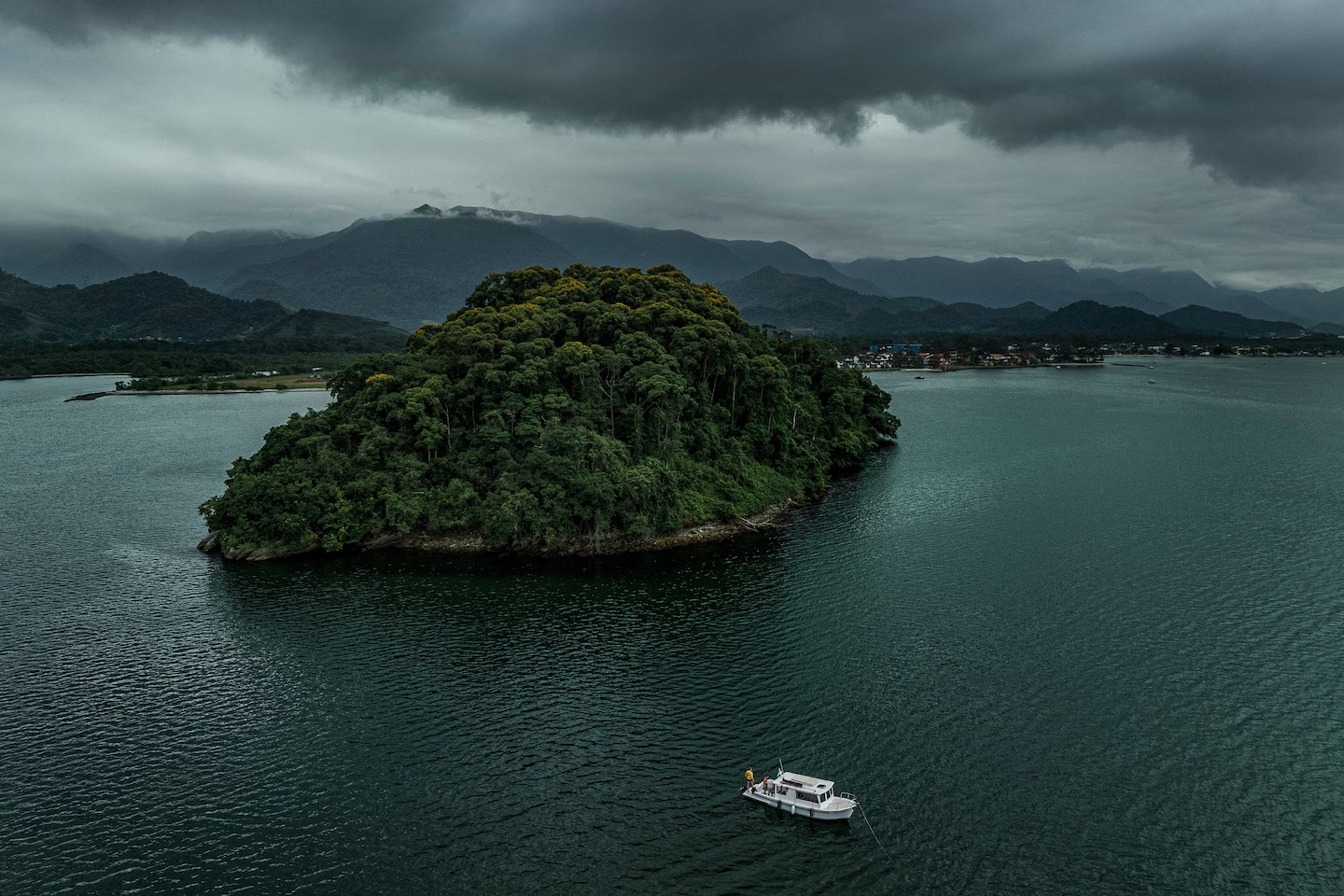 Para realizar a pesquisa, um barco ancora perto da foz do rio Bracuí em busca dos restos do Camargo. (foto: Rafael Vilela)