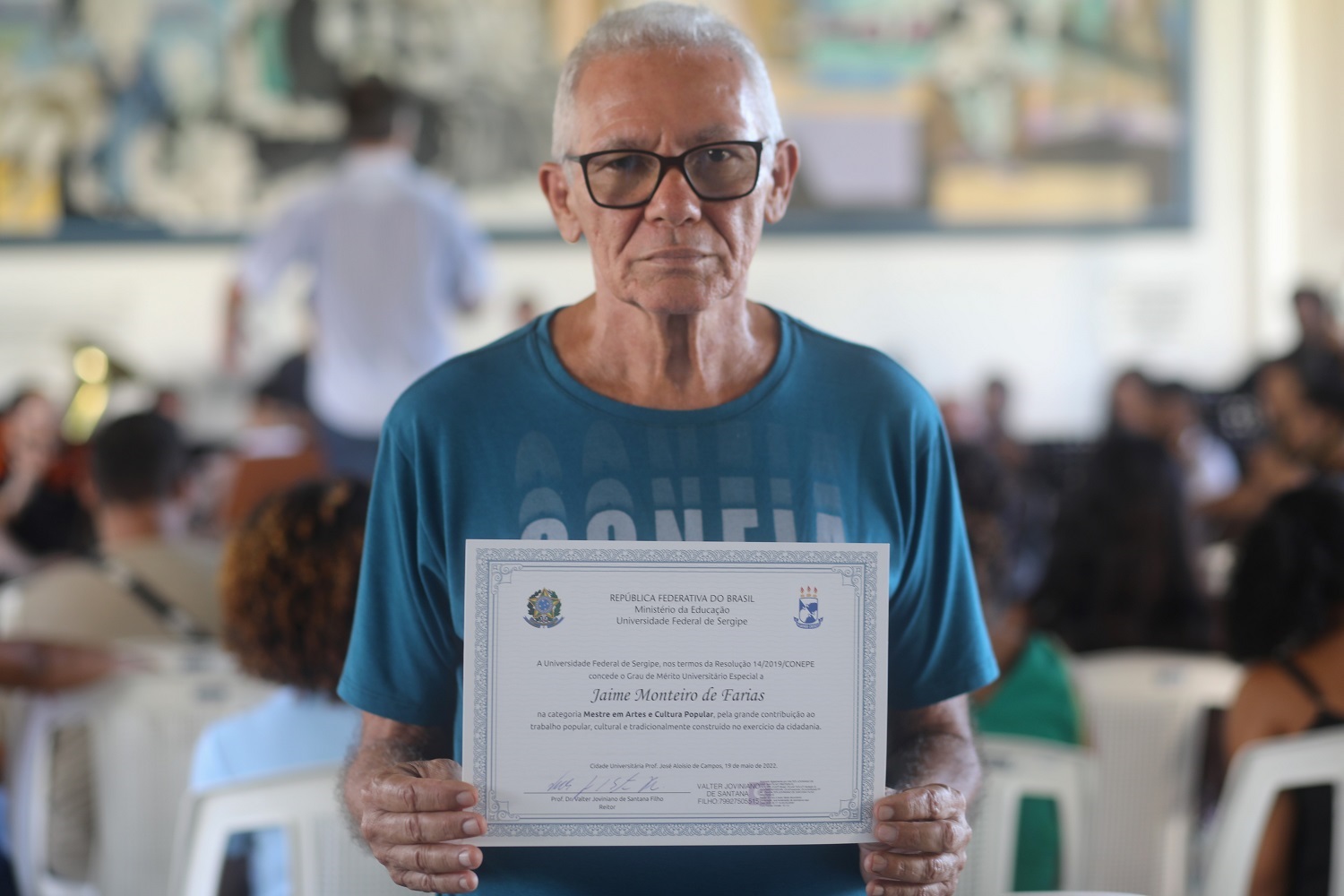 Jaime Monteiro recebeu o certificado de Grau de Mérito Universitário Especial em Saberes e Fazeres em Artes e Cultura Popular durante a atividade. (foto: Janaína Cavalcante/Ascom UFS)