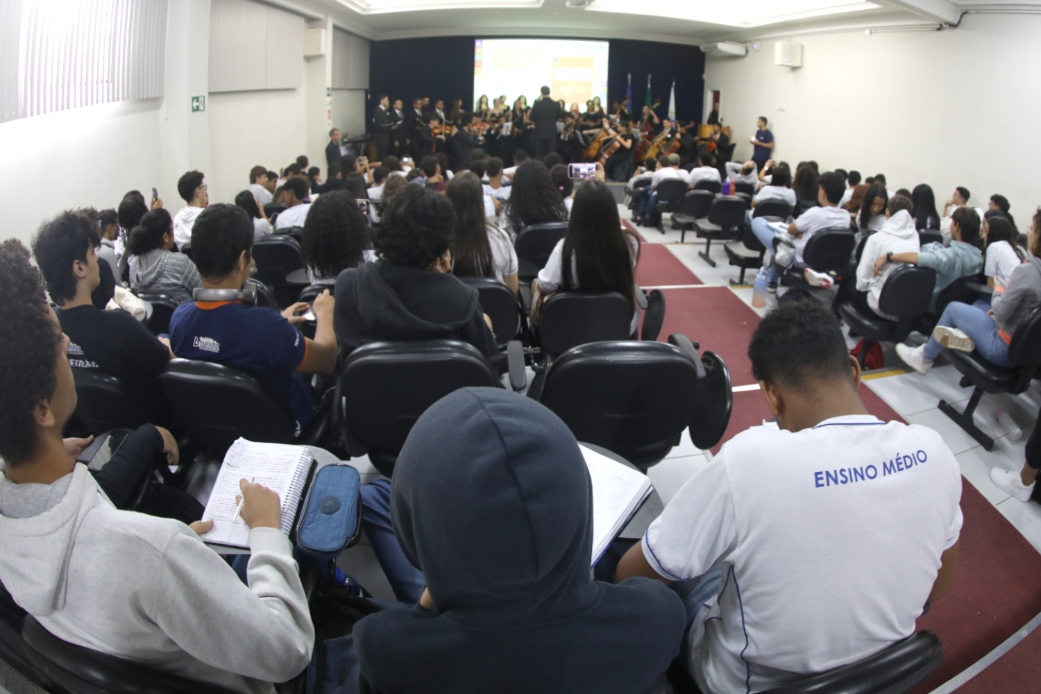 Alunos do 9º ano até o ensino médio acompanharam o evento. (foto: Schirlene Reis/Ascom UFS)