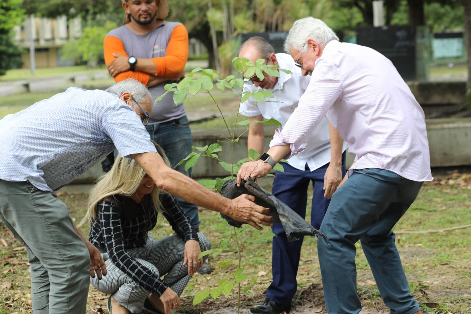 Plantio teve a colaboração das pessoas presentes ao ato.