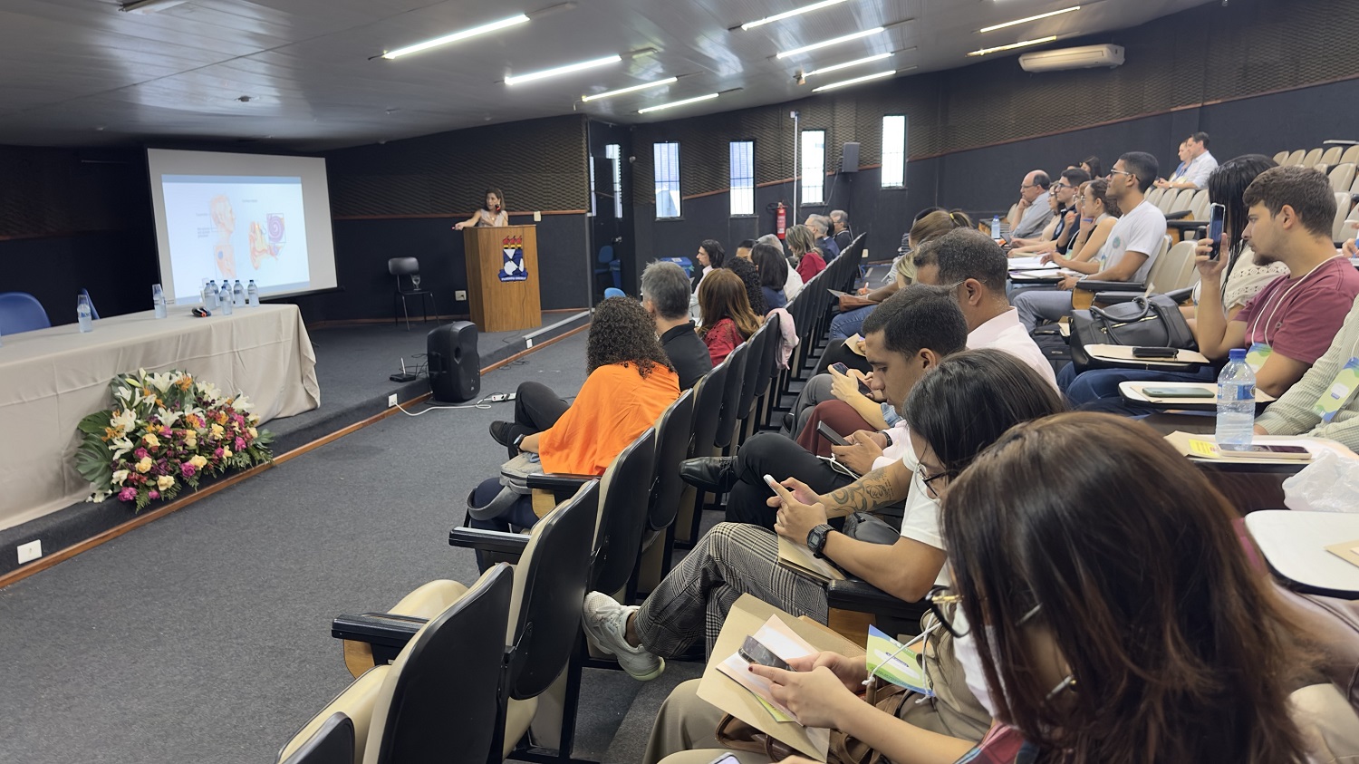 Evento trouxe atualizações sobre implantes e cirurgias auditivas. (foto: UCR2/Organização do evento)