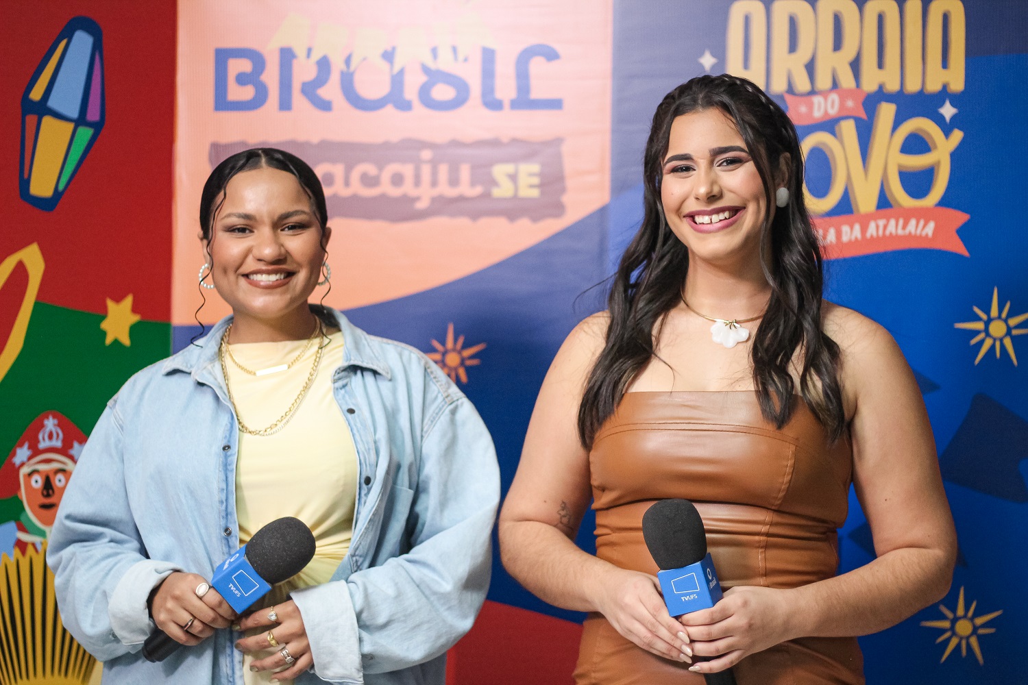 Elisa Lemos (esq.) e Letícia Nery apresentaram os dois dias de shows. (Foto: Caio Ribeiro/TV UFS)