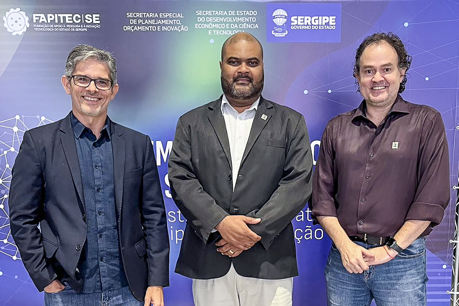 Reitor Valter Santana (centro), pró-reitor Lucindo Quintans (esq.) e diretor Antonio Martins (dir.) durante evento. (foto: Arquivo pessoal)