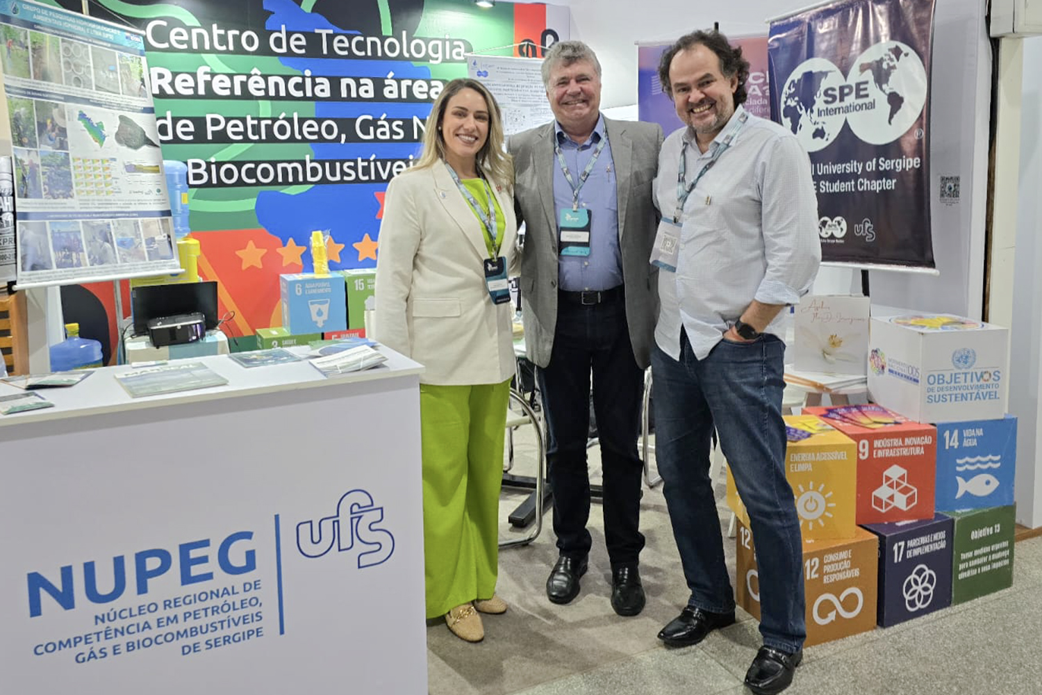 Representantes da UFS, Lília Barretto e Antônio Martins, com um dos organizadores do evento, Eduardo Aragon. (foto: Arquivo pessoal)