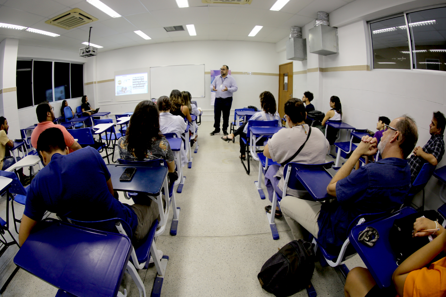 Pela manhã, evento ocorre na Didática 7 da UFS. (Foto: Schirlene Reis/Ascom UFS).