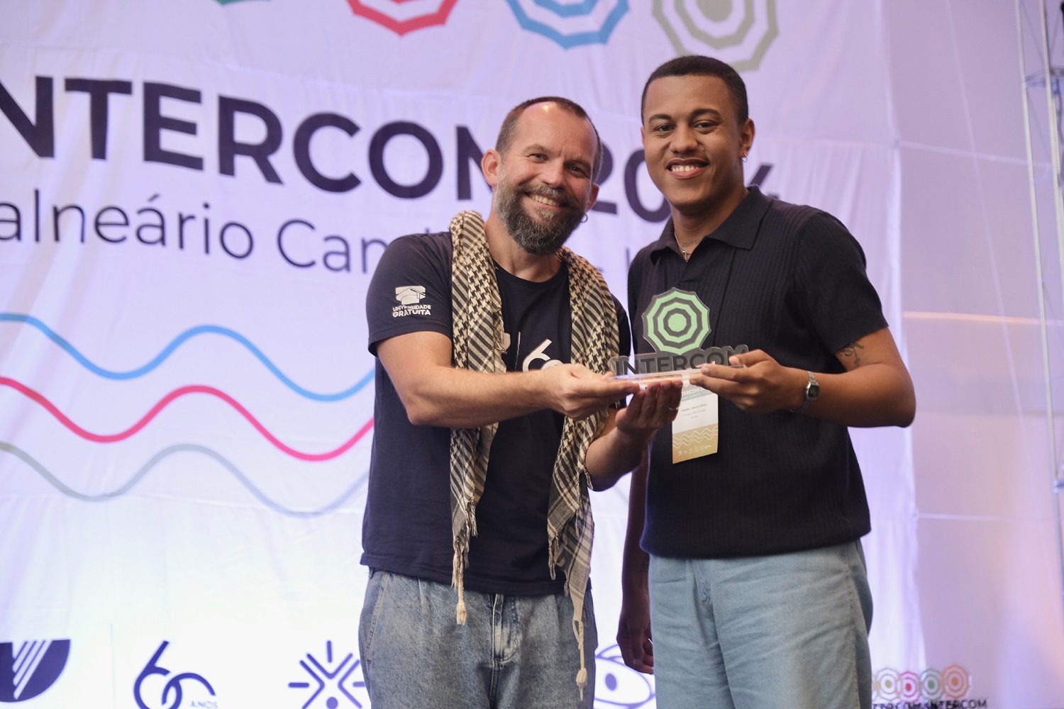Aluno Wendal Carmo (dir.) na cerimônia de premiação. (foto: Lucas Correia/Univali)