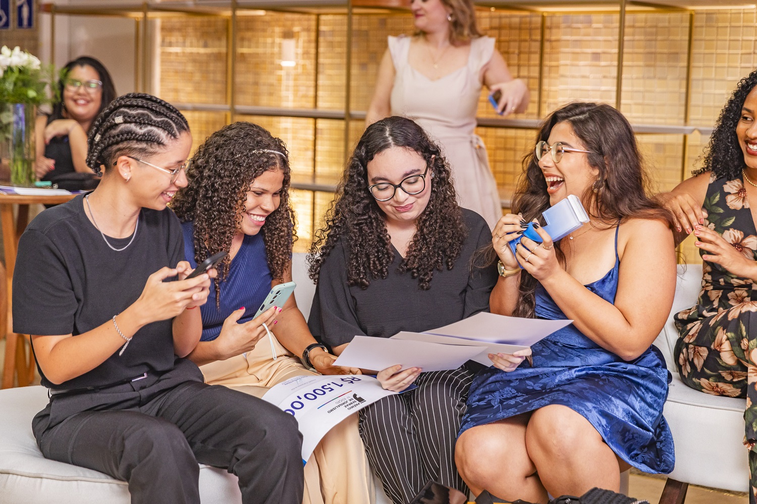 As alunas Milânia Ribeiro (blusa azul), Ana Carolina Izidorio (centro) e Maria Vitória Pereira (dir.). (foto: Sebrae Sergipe)