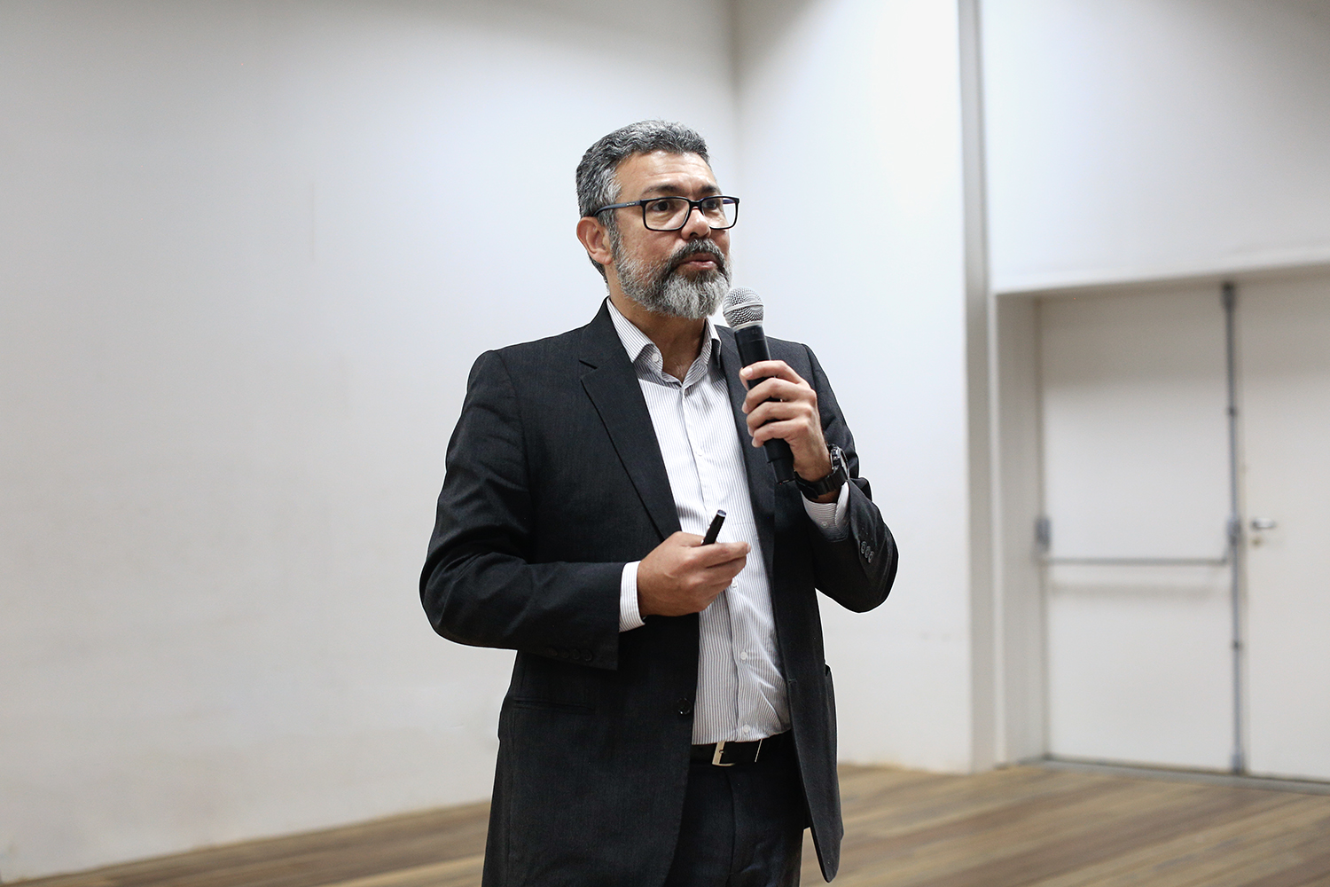 Ubiracir Lima Filho ministrou a palestra de abertura do XV Enesquim. (foto: Adilson Andrade/Ascom UFS)