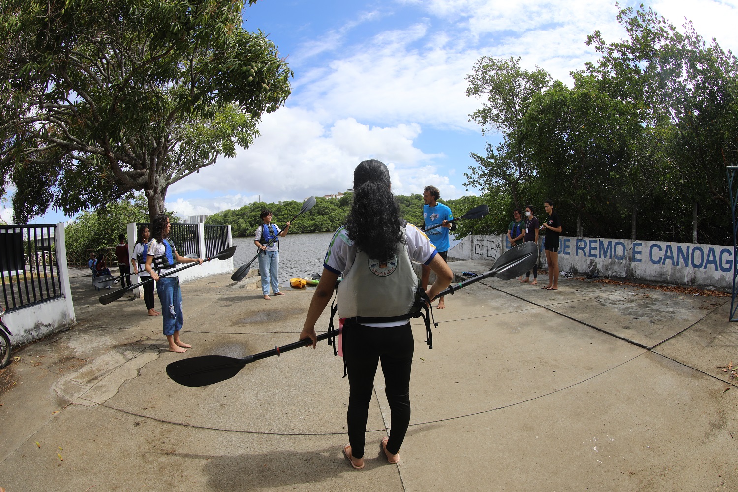 Uma das etapas do projeto de extensão foi realizada na Escola de Remo Cajueiros. (Foto: Schirlene Reis/Ascom UFS)