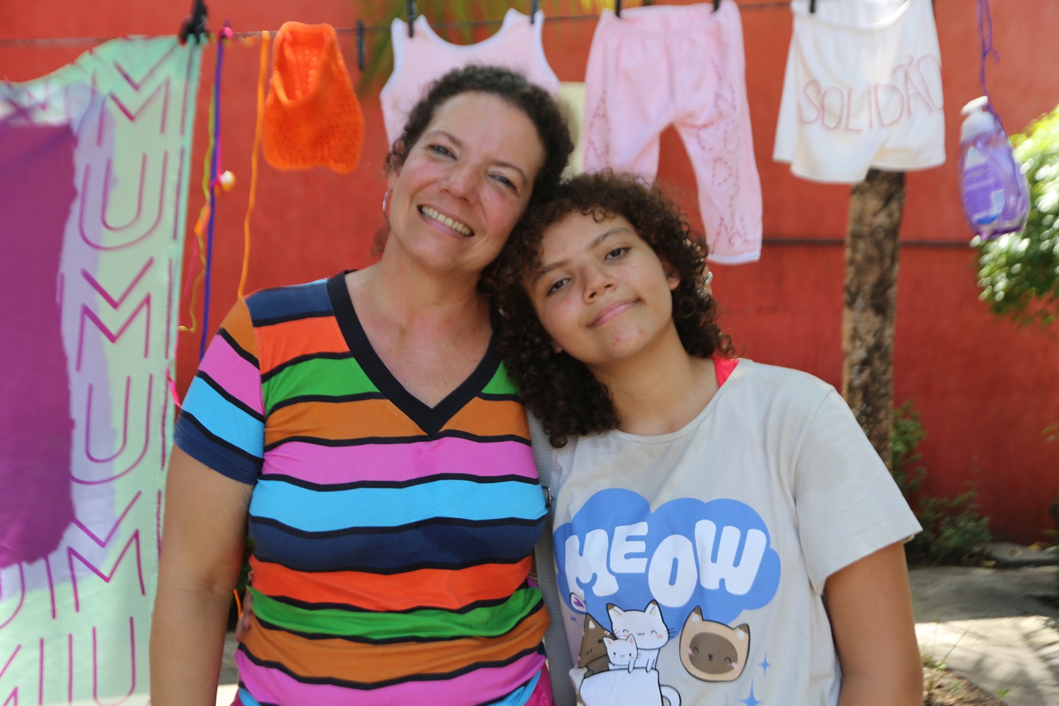 Professora Márcia Alexandra e sua filha, Maria Flor, participaram da exposição. (foto: Janaína Cavalcante/Ascom UFS)