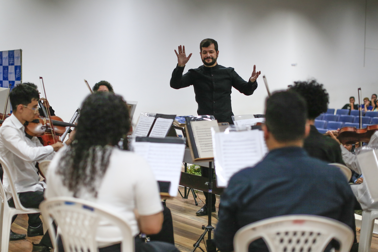 Camerata do DMU é regida pelo professor Daniel Nery. (foto: Adilson Andrade/Ascom UFS)
