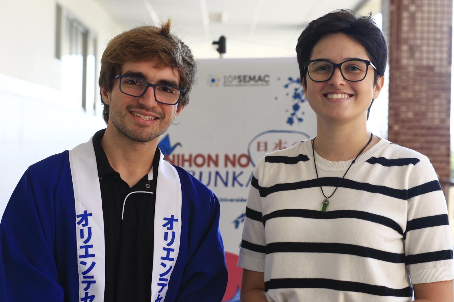 Vinícius Gois e Kamila Oliveira ministraram oficina de língua japonesa. (Foto: Adilson Andrade/Ascom UFS)