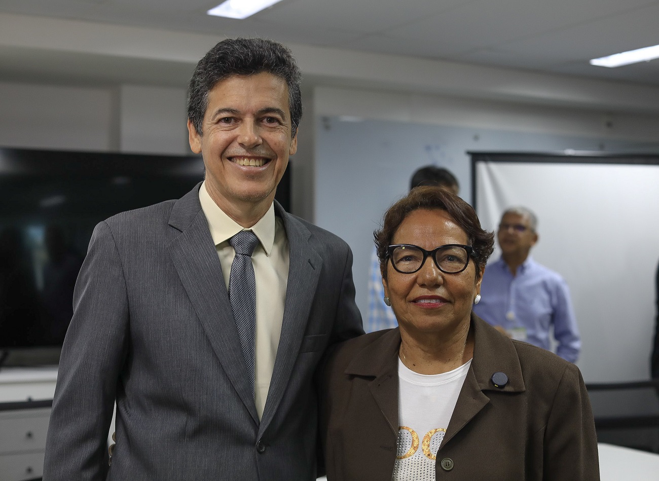 Reitor da UFS, professor André Maurício, e superintendente do HU-UFS, Angela Maria da Silva (Foto: Elisa Lemos/Ascom UFS)