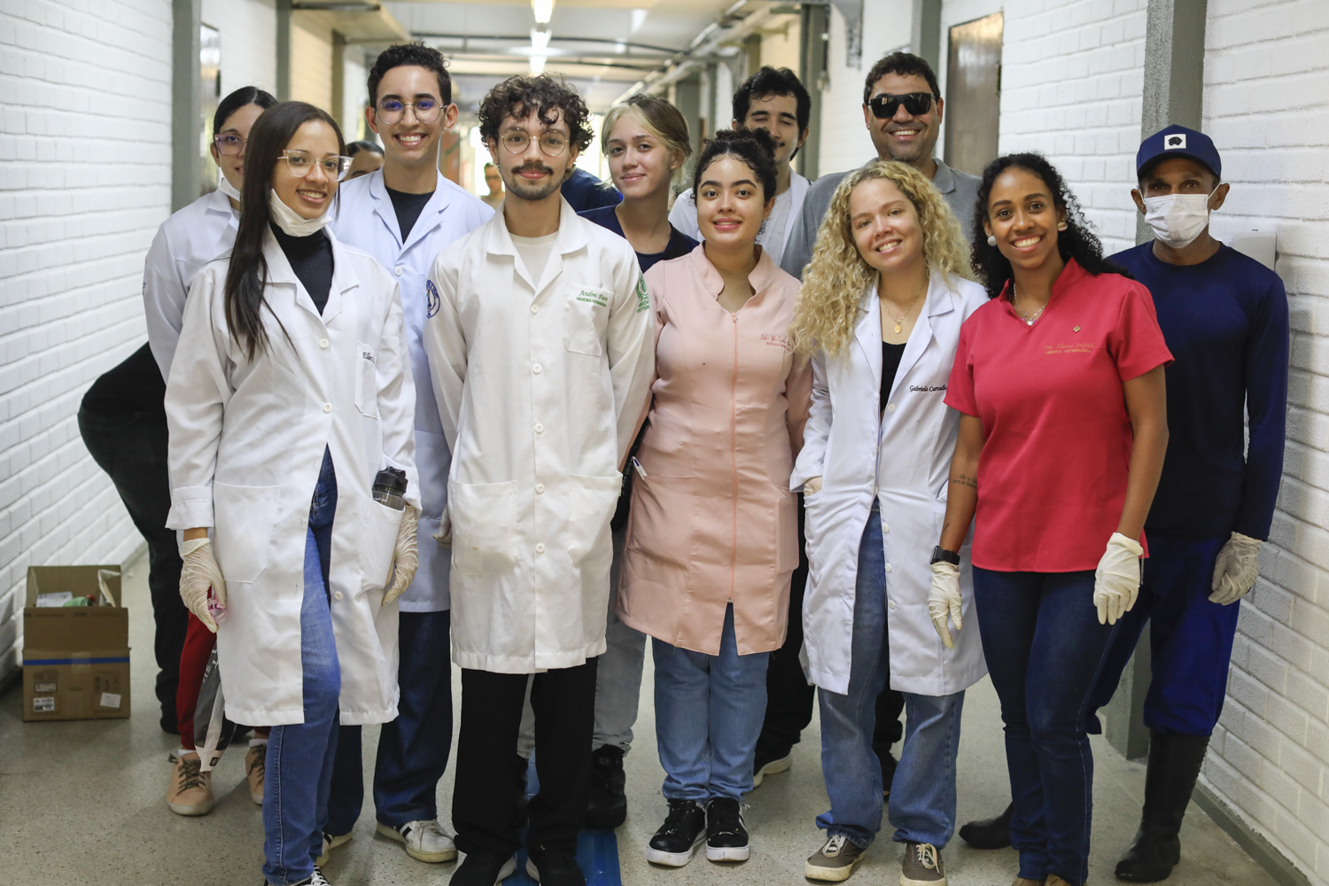 Alunos do curso de Medicina Veterinária e profissionais voluntários estão envolvidos na ação (Foto: Adilson Andrade/Ascom UFS)