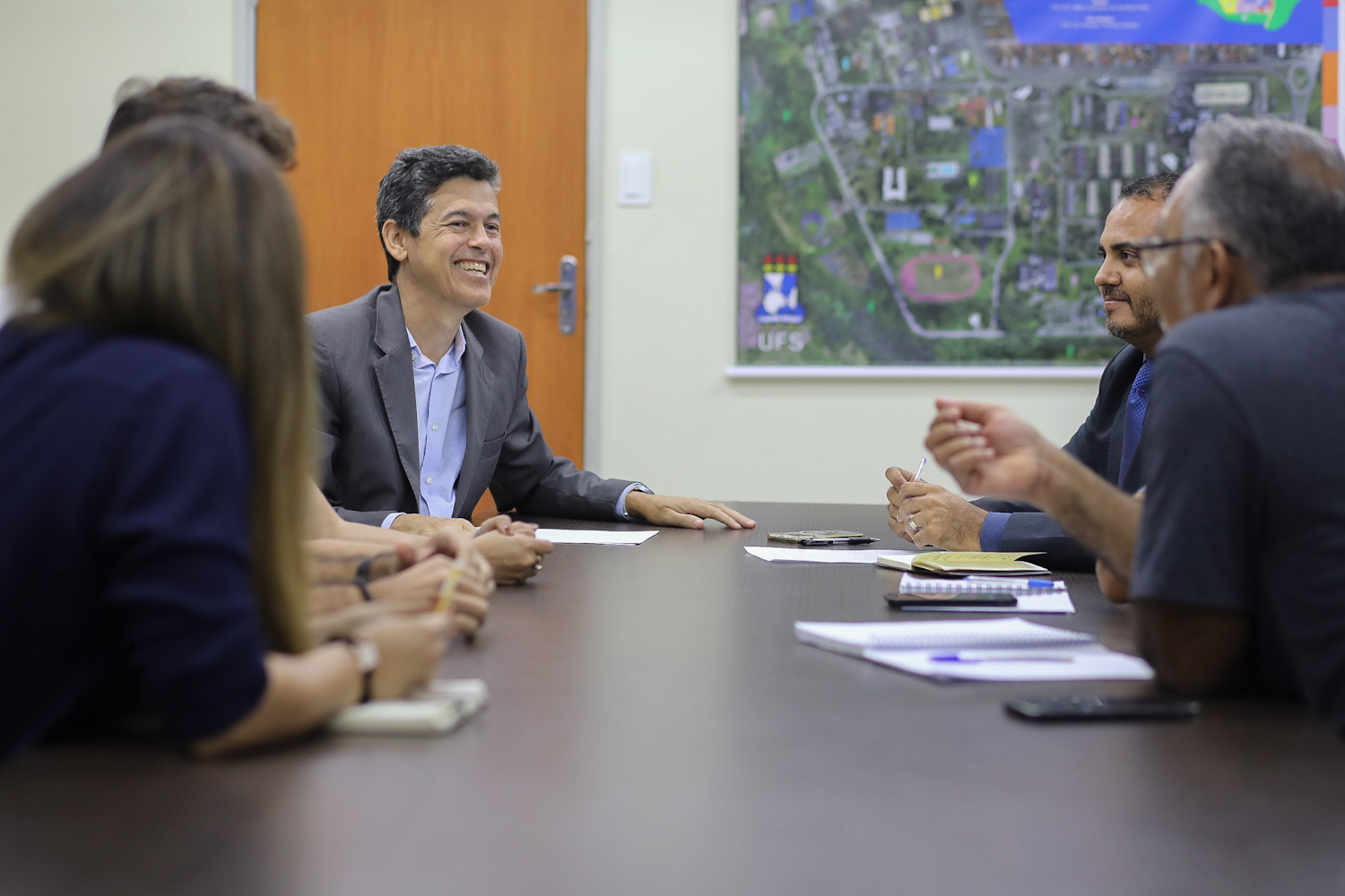 Reitor André Maurício Conceição de Souza discute ações para a população animal (Foto: Elisa Lemos/Ascom UFS)