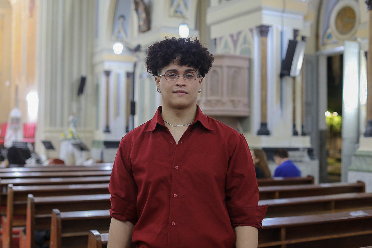 Estudante Mell Santini destaca importância da orquestra e do coro para difusão das artes (Foto: Elisa Lemos/Ascom UFS)