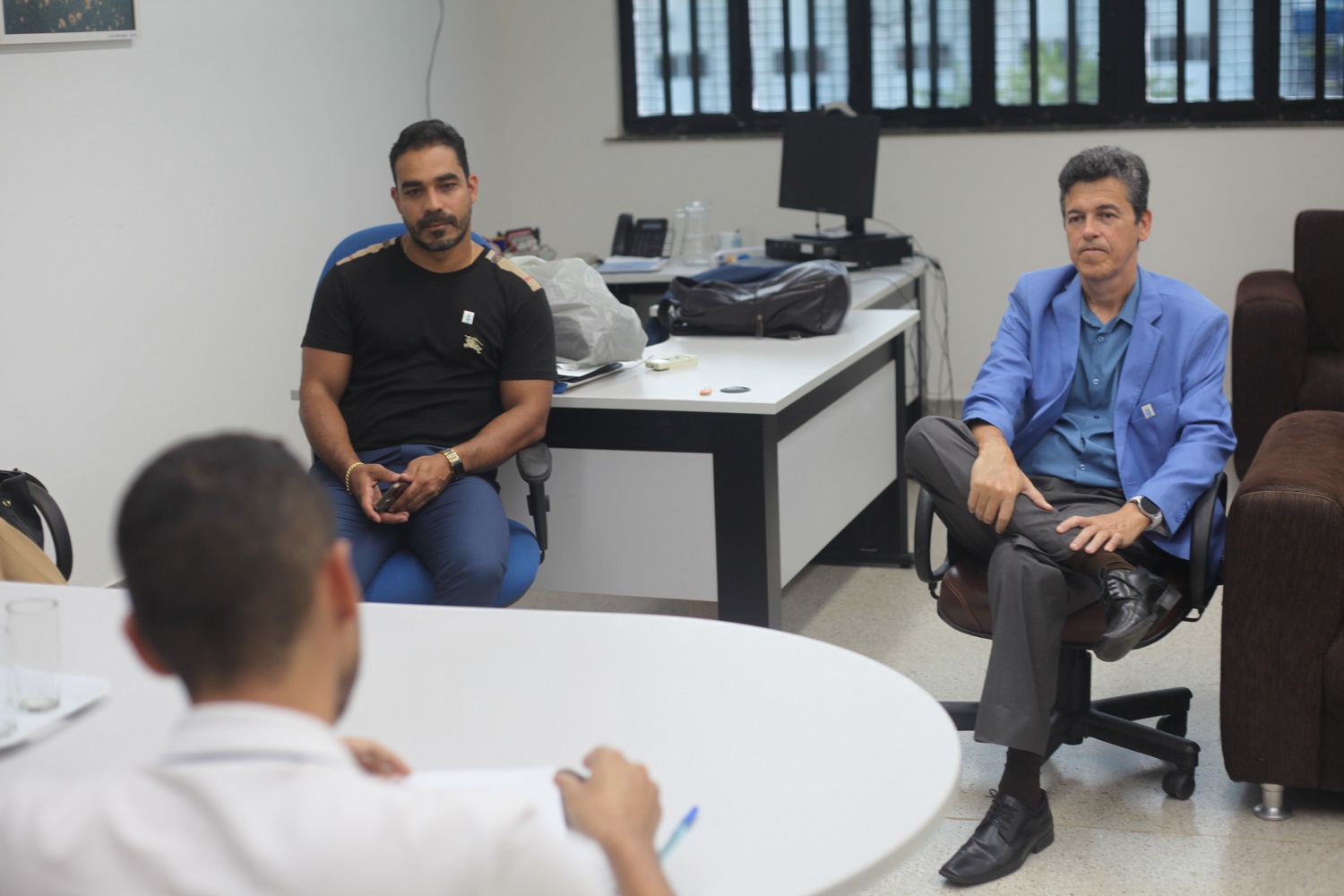 Diretor Makson Oliveira e reitor André Maurício Conceição em reunião com DCE e Centros Acadêmicos (Ana Laura Farias/Campus Lagarto)
