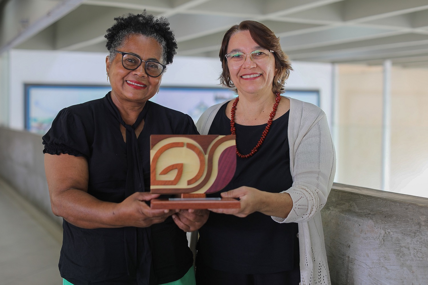 Maria Eliene Santos, presidente Associação das Catadoras e Catadores de Mangaba Padre Luiz Lemper, e Christiane Campos, professora da UFS (Foto: Elisa Lemos/Ascom/UFS)