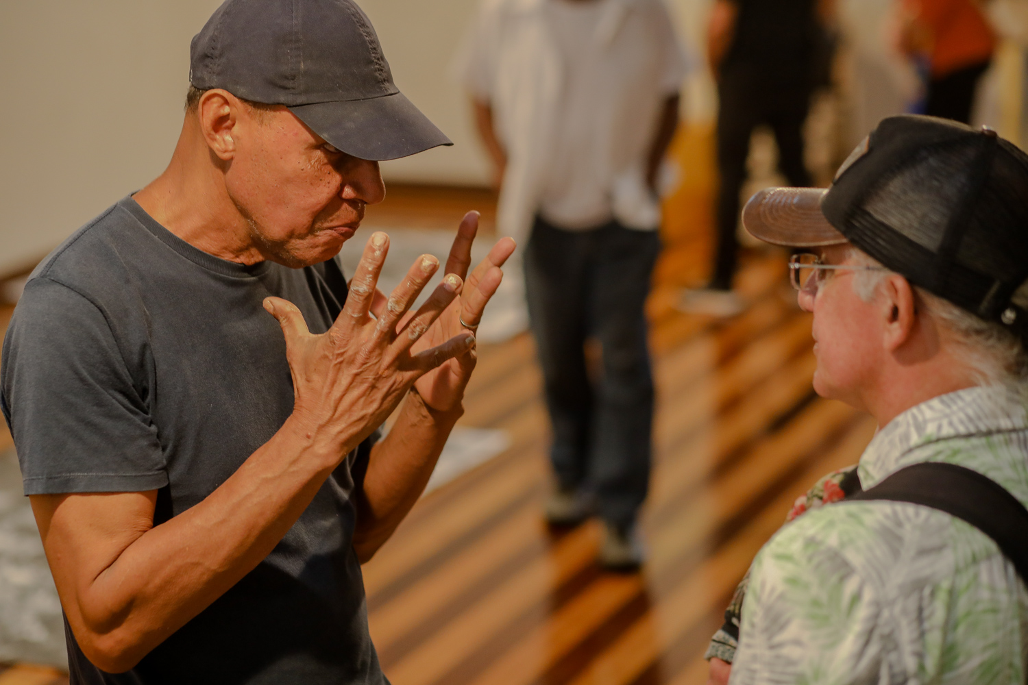 O artista visual Elias Santos esteve presente na abertura e compartilhou seu processo criativo (Foto: Elisa Lemos/Ascom UFS)