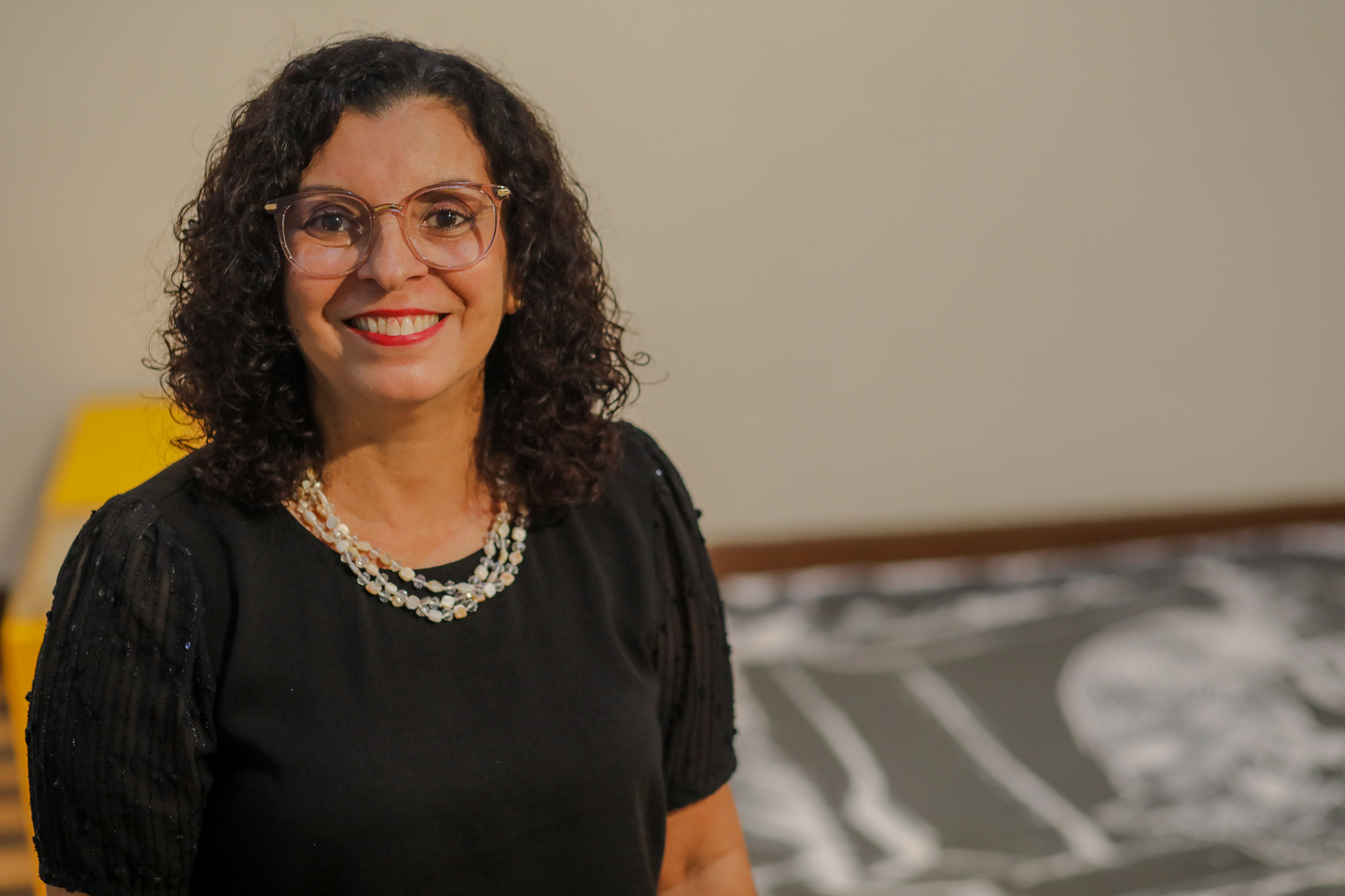 Rita de Cácia Souza, especialista em inclusão, participou da criação da exposição (Foto: Elisa Lemos/Ascom UFS)
