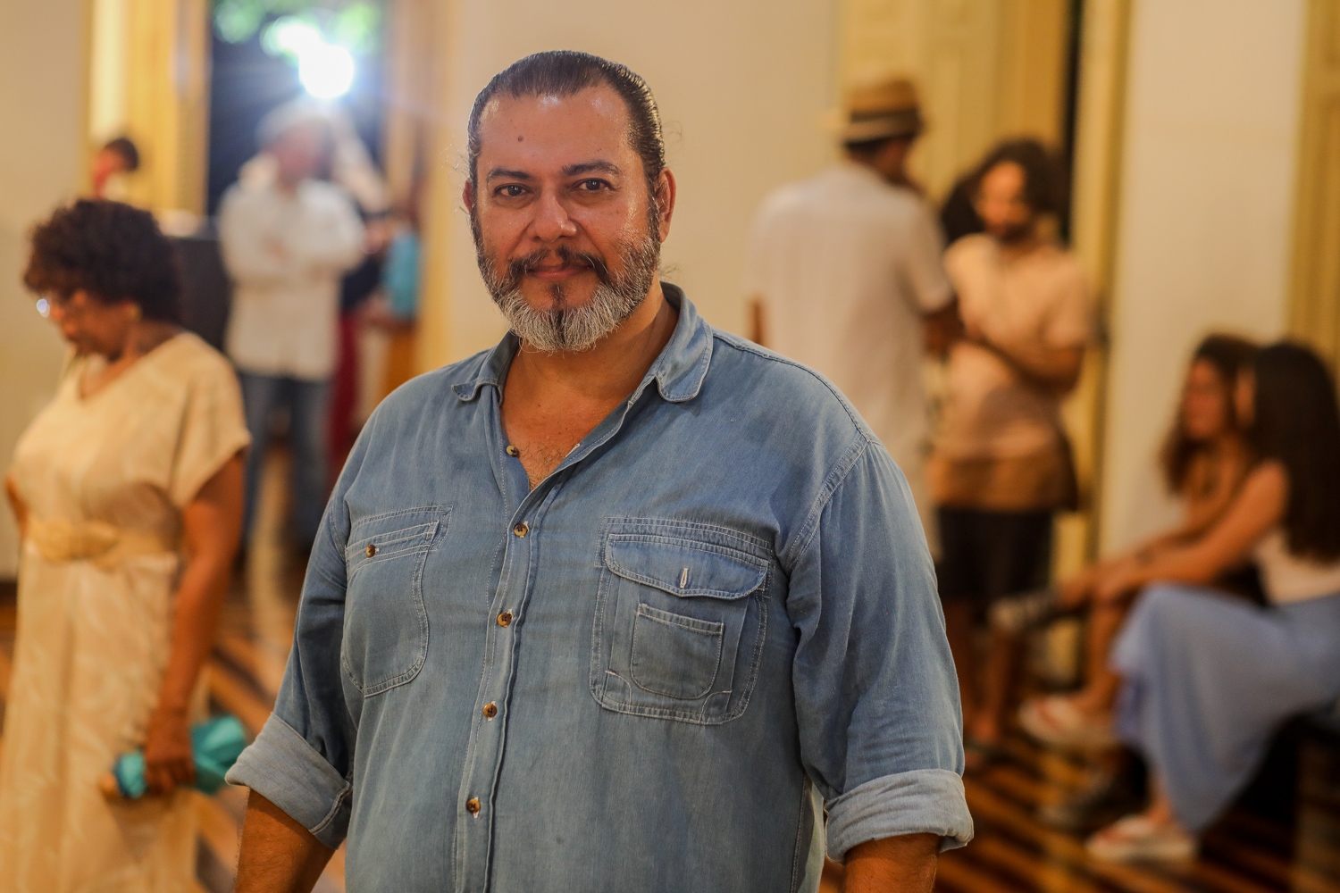 Haroldo Sousa é ex-aluno de Elias Santos e prestigiou a abertura da exposição (Foto: Elisa Lemos/Ascom UFS)
