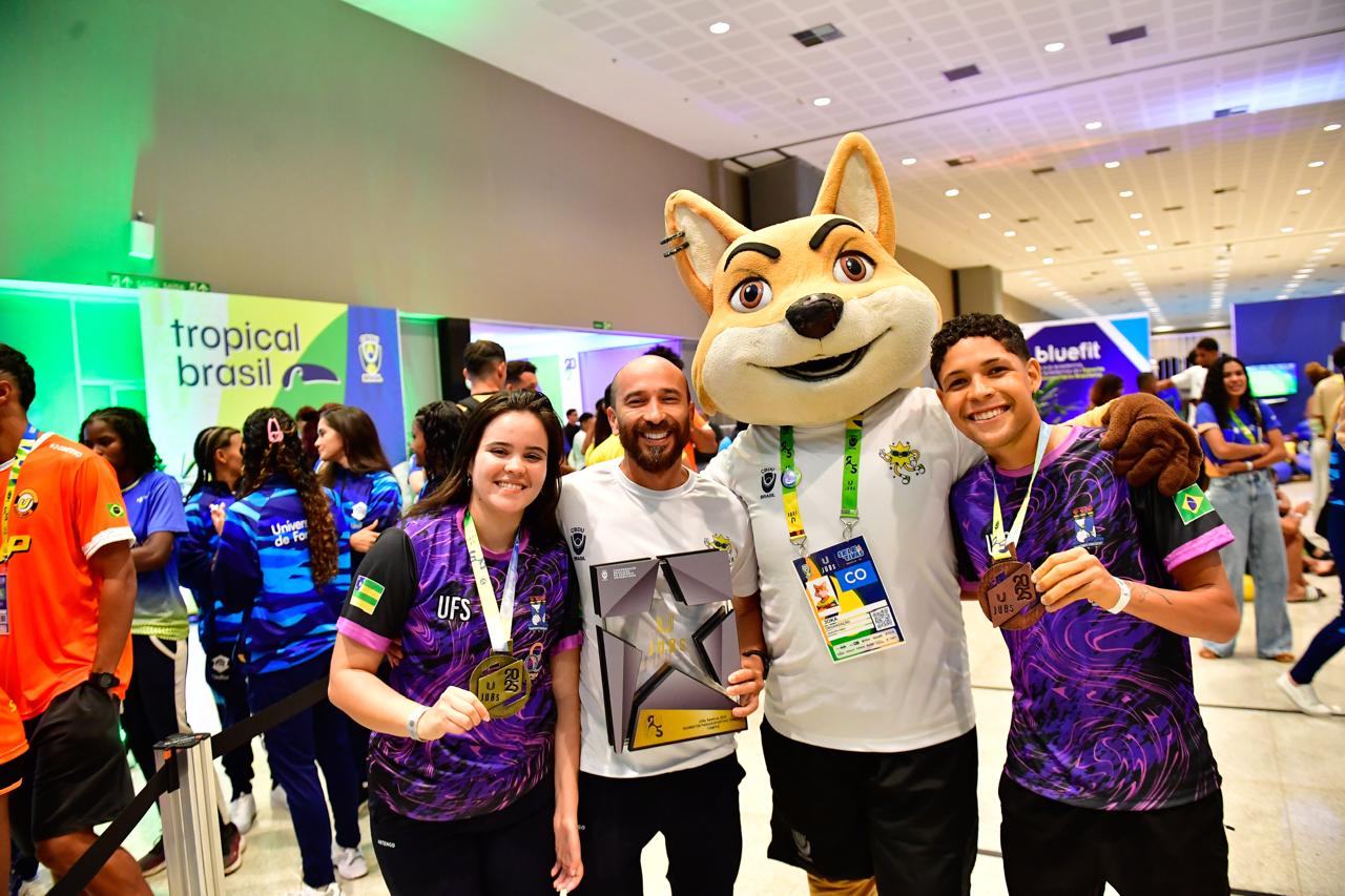 Coordenador Raphael Souza e estudantes Maria Brenda e Gabriel Garcia (Foto: Arquivo pessoal)