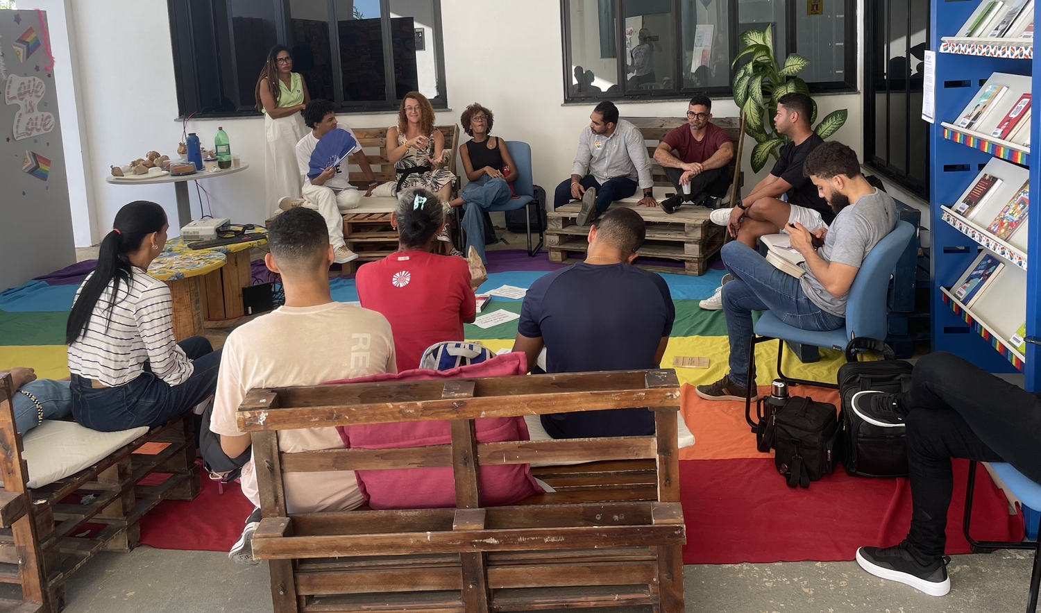 Roda de discussão na entrada da Bilag. (Foto: arquivo pessoal)