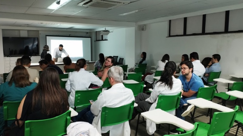 Residentes e médicos do corpo clínico permanente participam da ação (Foto: Ascom HU-UFS)