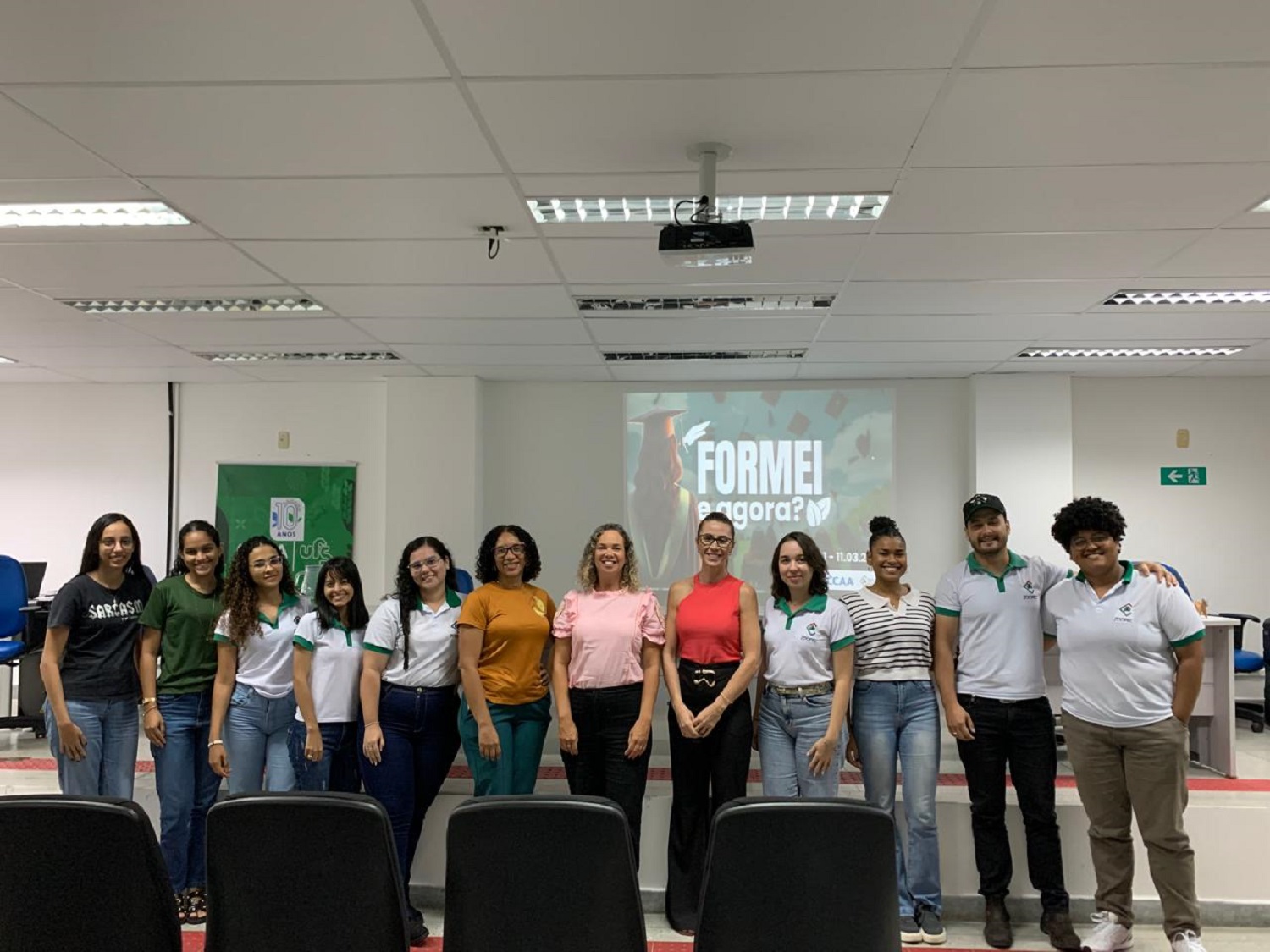 lunos, a professora Carolina Nunes, diretora do CCAA (de rosa) e a vice-diretora Juciléia Morais (de vermelho), em evento voltado para formandos. Na ocasião, a técnica em assuntos educacionais da Divisão de Regulação e Supervisão (Dires), Adriana Pereira (de amarelo), foi convidada para falar sobre o Enade (Foto: Mateus Ferreira/CCAA UFS)