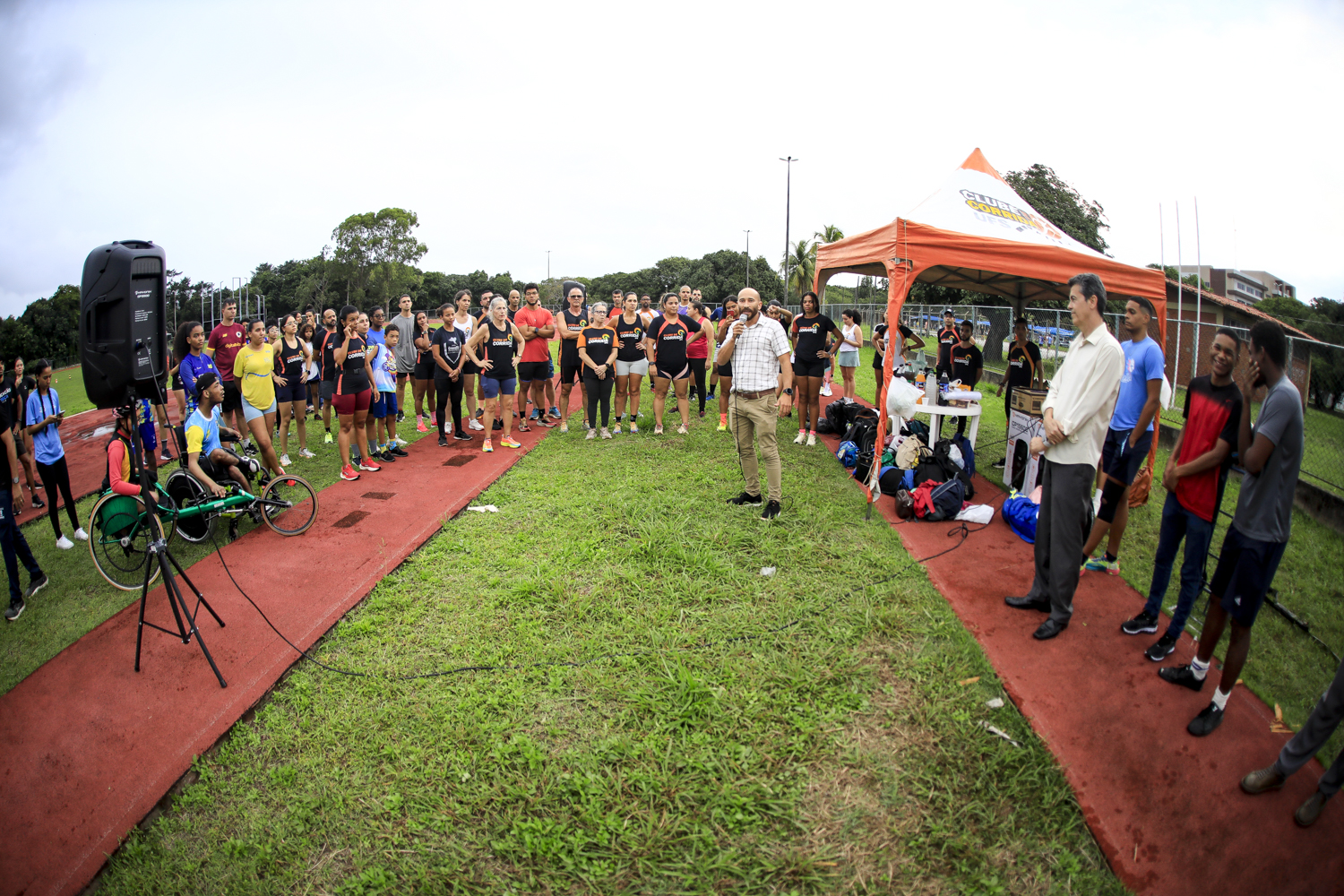 Momento do anúncio aconteceu com a presença da comunidade que utiliza a Pista de Atletismo (Foto: Adilson Andrade/Ascom UFS)