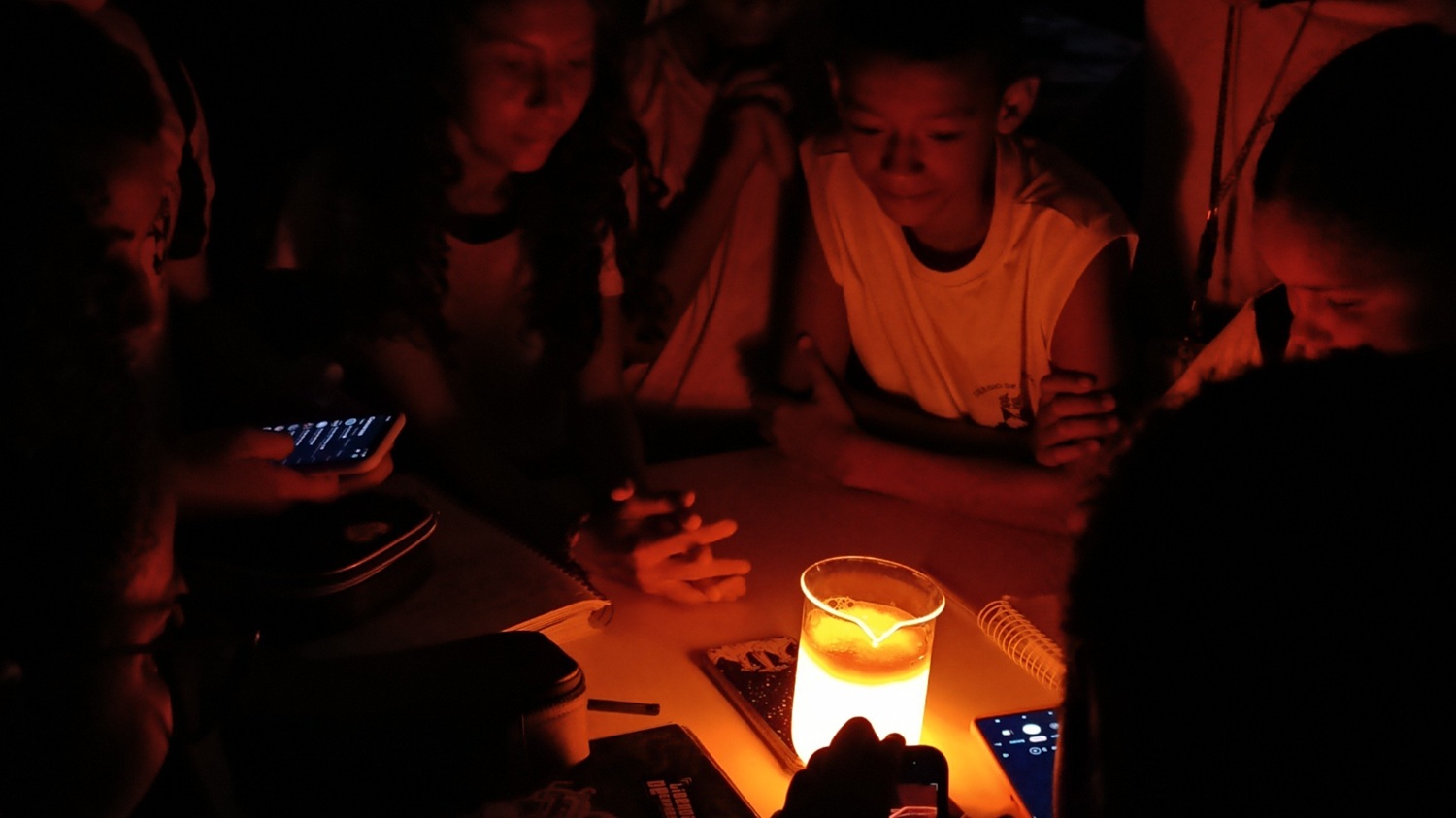 Experimento "Lanterna de Lava", realizado em ação do projeto no Colégio de Aplicação da UFS (Foto: Arquivo pessoal)