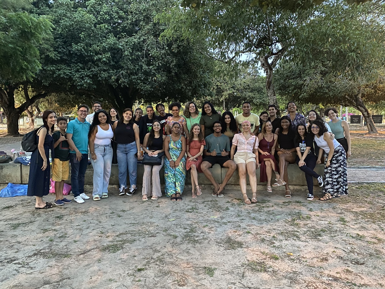 Professora Doris Matos e estudantes que participaram do projeto (Foto: Arquivo pessoal)