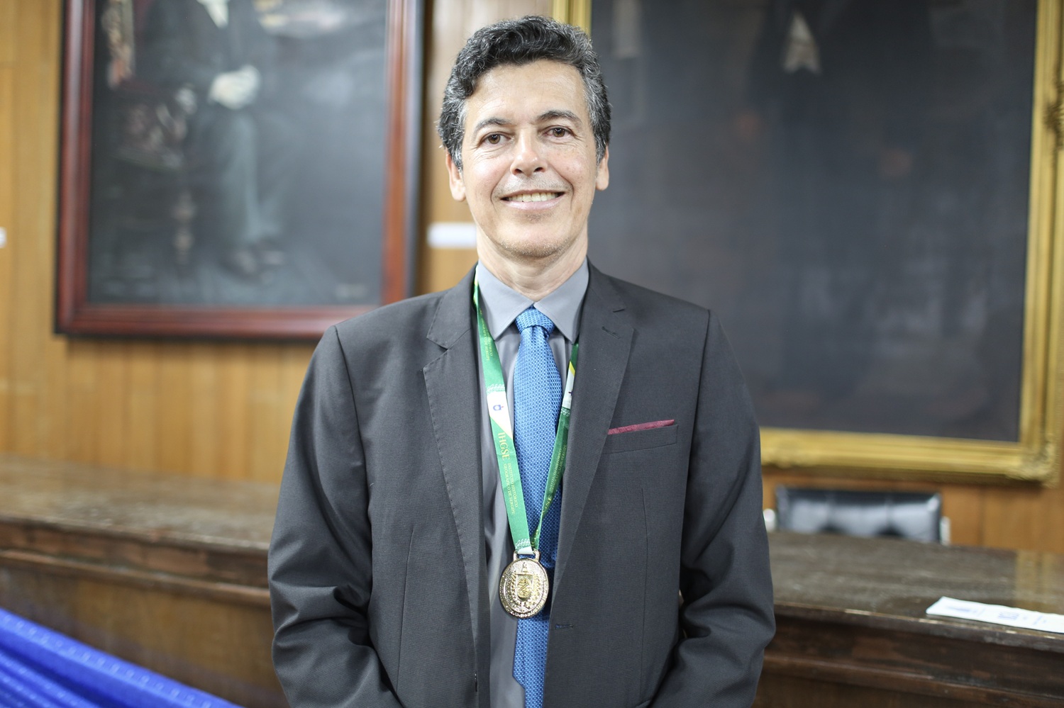 Reitor André Maurício com a Medalha de Mérito Cultural Florentino Menezes (Foto: Brunna Martins/Ascom UFS)