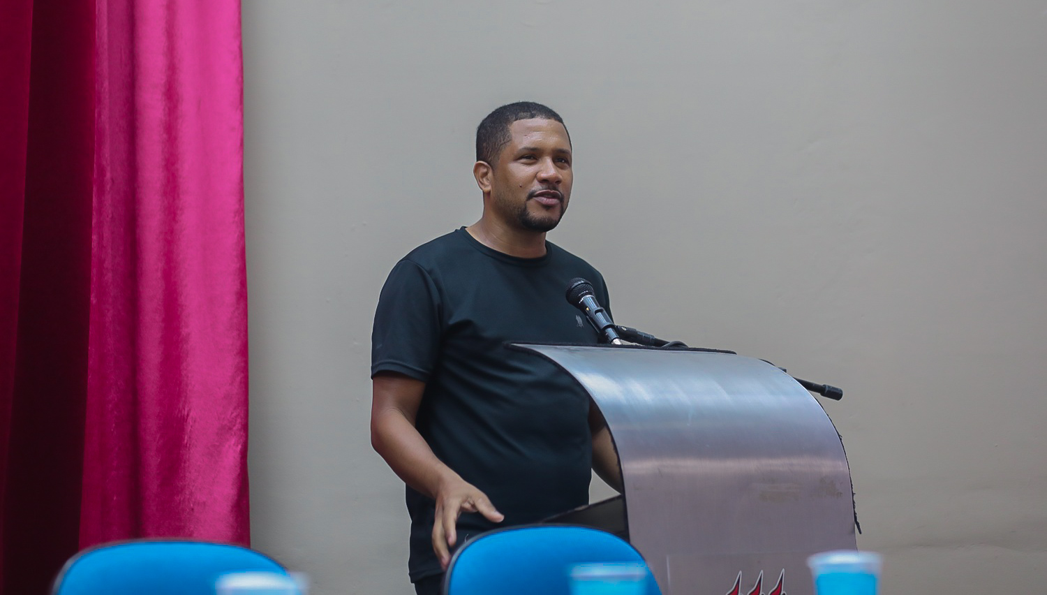 Oficineiro e egresso do curso de Teatro da UFS, Márcio Santana da Silva (Foto: Janaína Cavalcante/Ascom UFS)