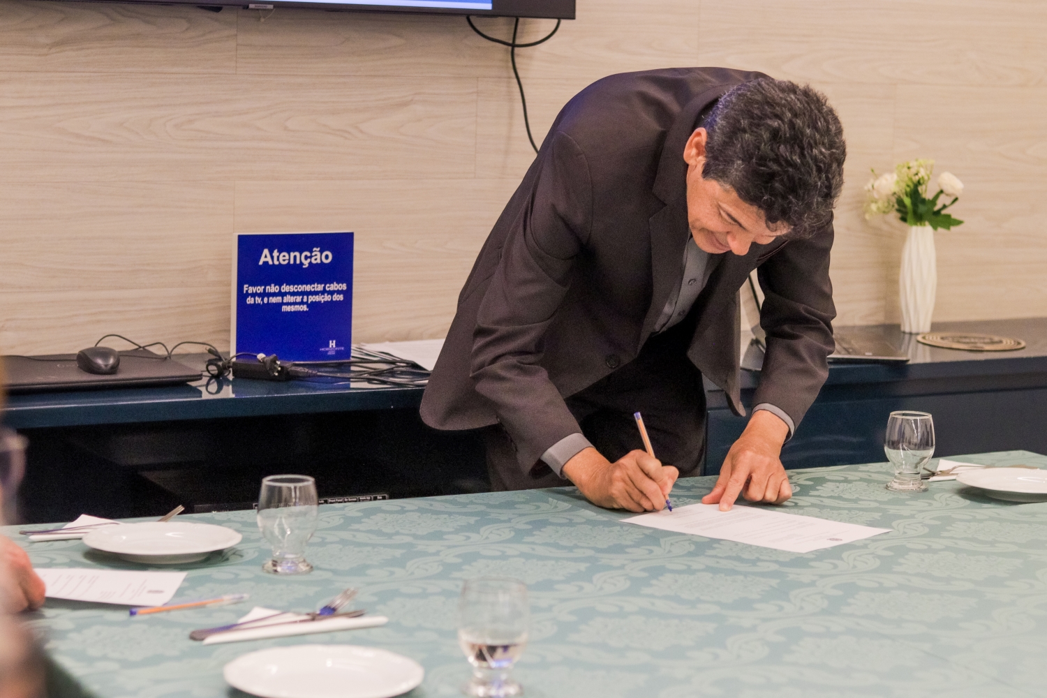 Reitor da UFS, André Maurício Conceição, assina a Portaria em prol da Asap (Foto: Carol Matos/Ascom UFS)