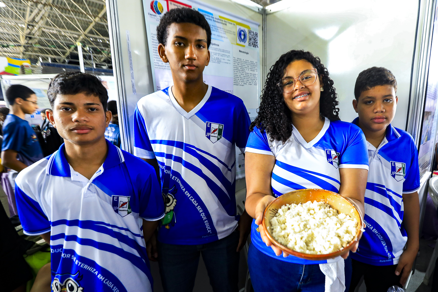 Alunos da escola José Pablo Nascimento, em Itabaianinha, apresentam a mandioca e as nuances do trabalho da mulher nas casas de farinha (Foto: Adilson Andrade/Ascom UFS)