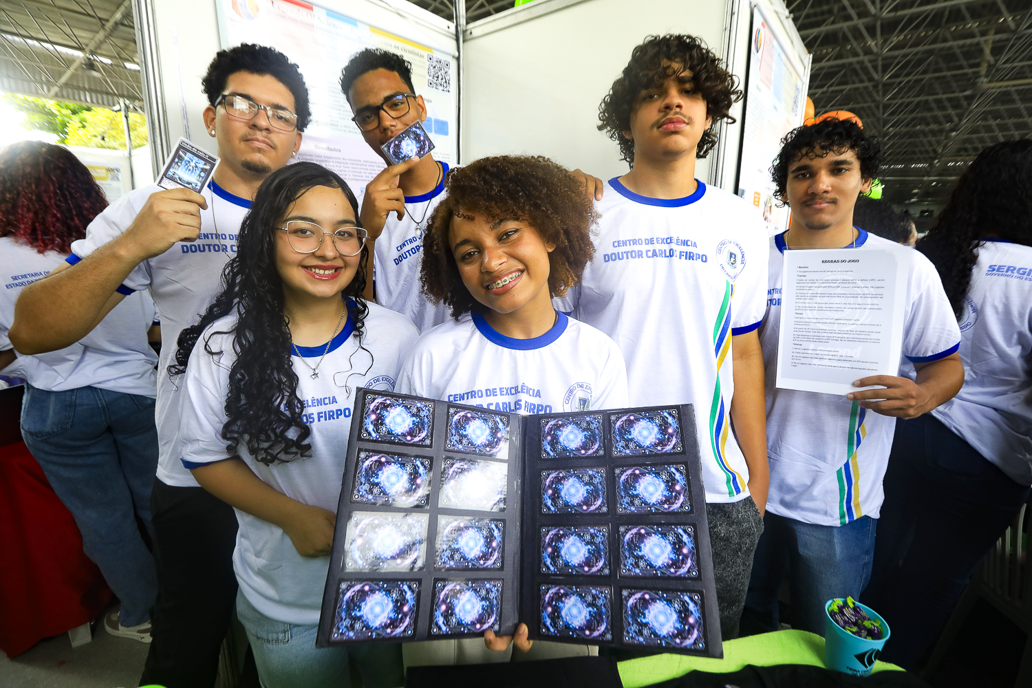 Alunos do Centro de Excelência Antônio Carlos Firpo apresentam uma releitura inovadora de jogos de carta que debate ciência e tecnologia (Foto: Adilson Andrade/Ascom UFS)