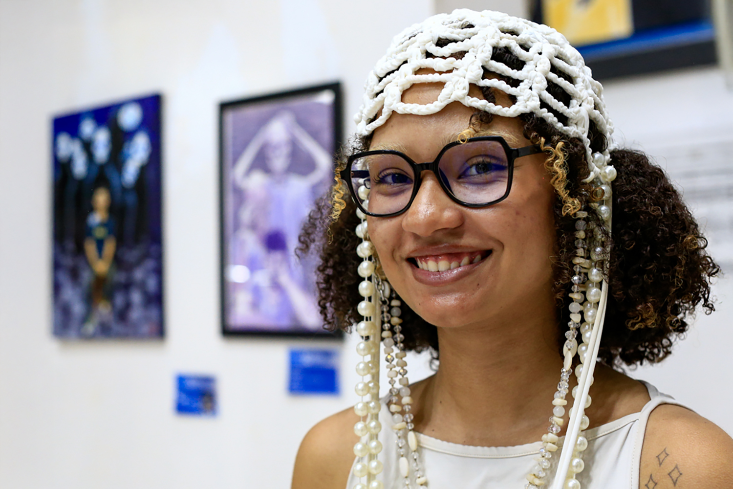 Emma Oliveira, artista não-binária, estudante de Artes Visuais e coordenador-presidente do Centro Acadêmico de Artes Visuais (Foto: Adilson Andrade/Ascom UFS)