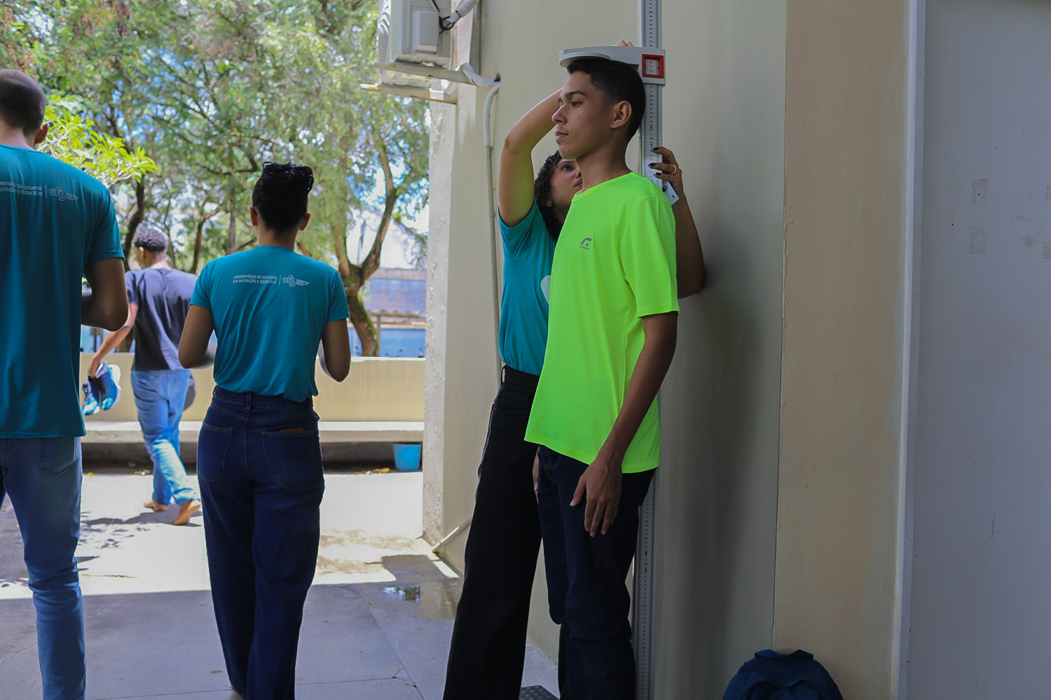 Pesquisadora faz mediação para avaliação nutricional (Foto: Janaína Cavalcante/Ascom UFS)