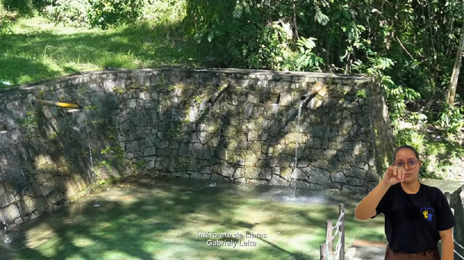 Gabriely Leite durante interpretação em Libras sobre a Bica dos Pintos (Foto: reprodução/Fasc360º)