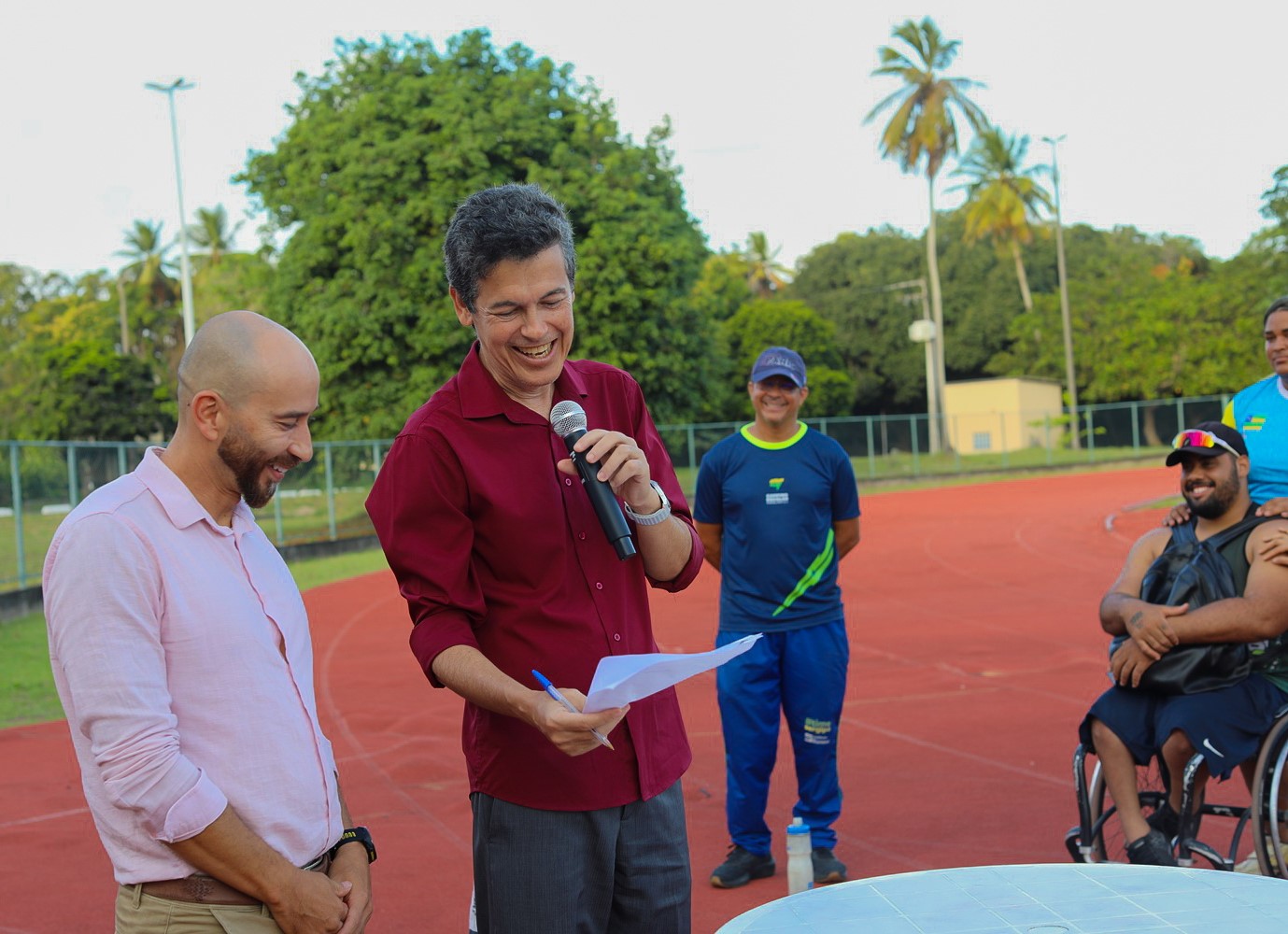 Assinatura aconteceu na própria pista de atlestimo, junto com a comunidade acadêmica (Foto: Janaína Cavalcante/Ascom UFS)