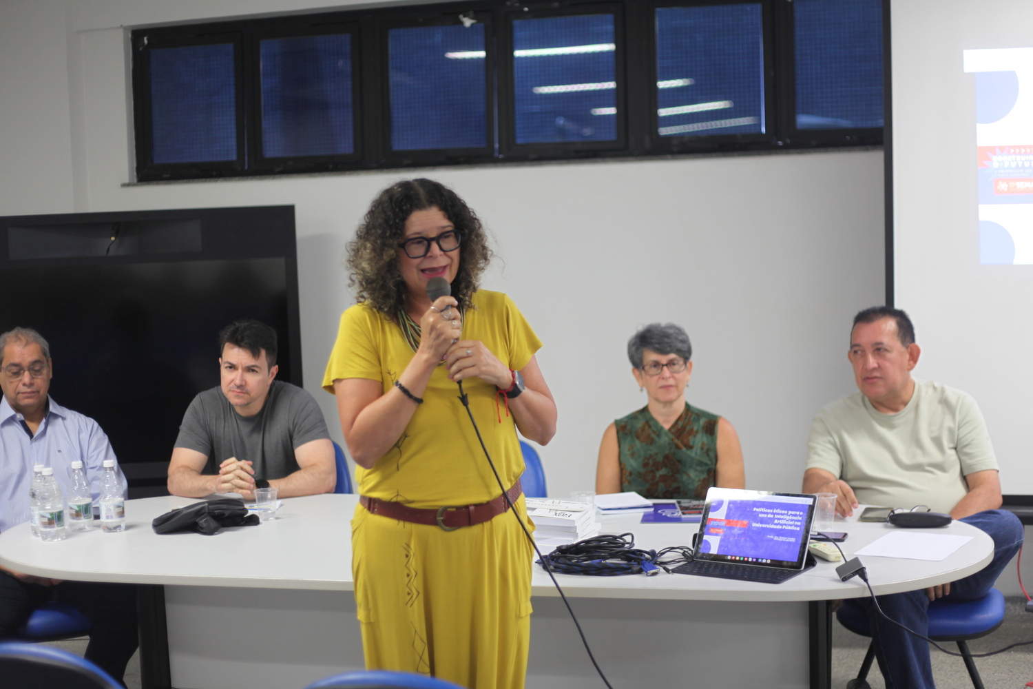 Docente Simone Lucena foi uma das debatedoras da mesa-redonda (Foto: Ana Laura Farias/Ascom UFS)