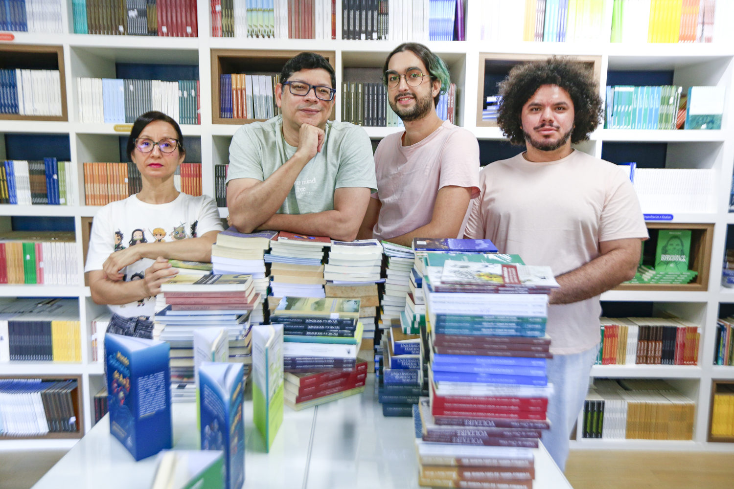 Parte da equipe da Editora UFS (Foto: Adilson Andrade/Ascom UFS)