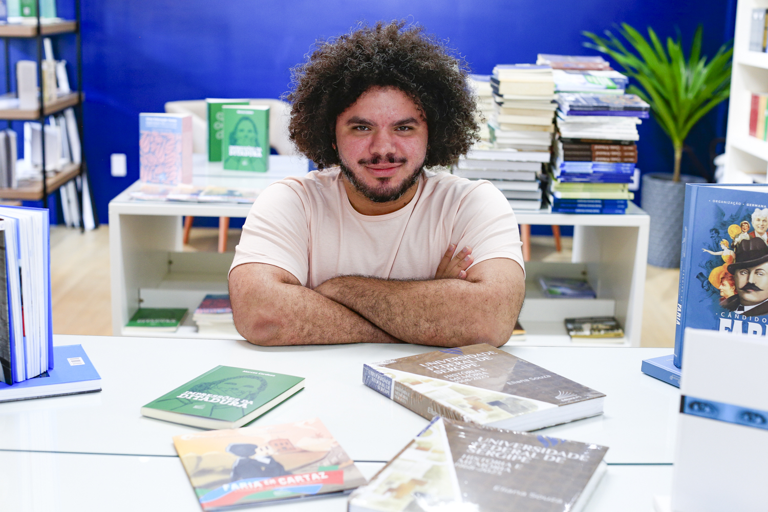 Gabriel Paiva, designer responsável pelas mídias digitais da Editora UFS (Foto: Adilson Andrade/Ascom UFS)